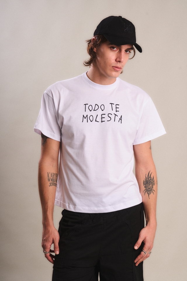 Remera Todo Te Molesta Blanca