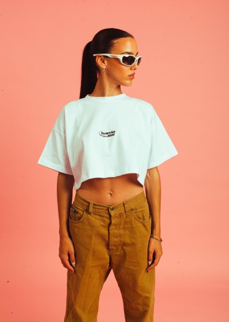 Remera Crop Logo Barrio 2000 Blanca